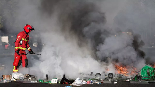 प्रदर्शन ने लिया हिंसक रूप, सड़कों पर आगजनी और 200 से अधिक गिरफ्तार